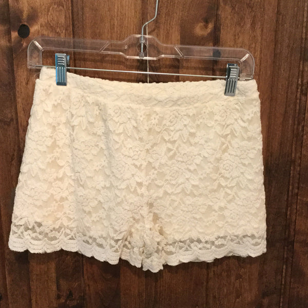 Lace shorts in off white and coral