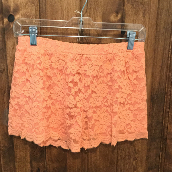 Lace shorts in off white and coral